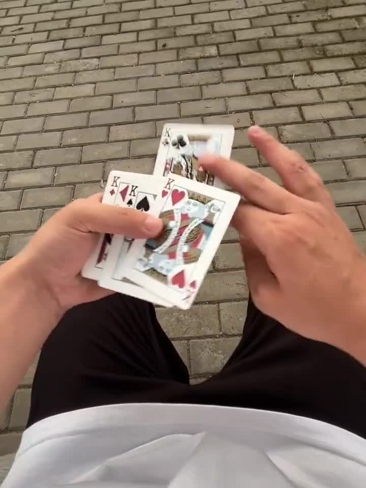 高手在民间！男子这样子一副扑克牌这样炫技，真是技术感满满的
