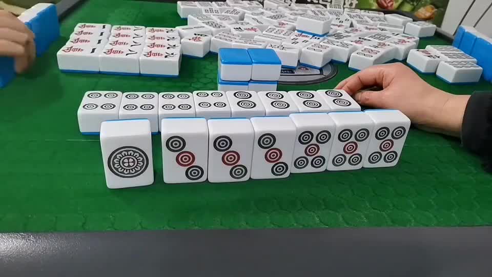 麻将：这巴掌打的太狠了，该胡不胡，结果因小失大鸡飞蛋打