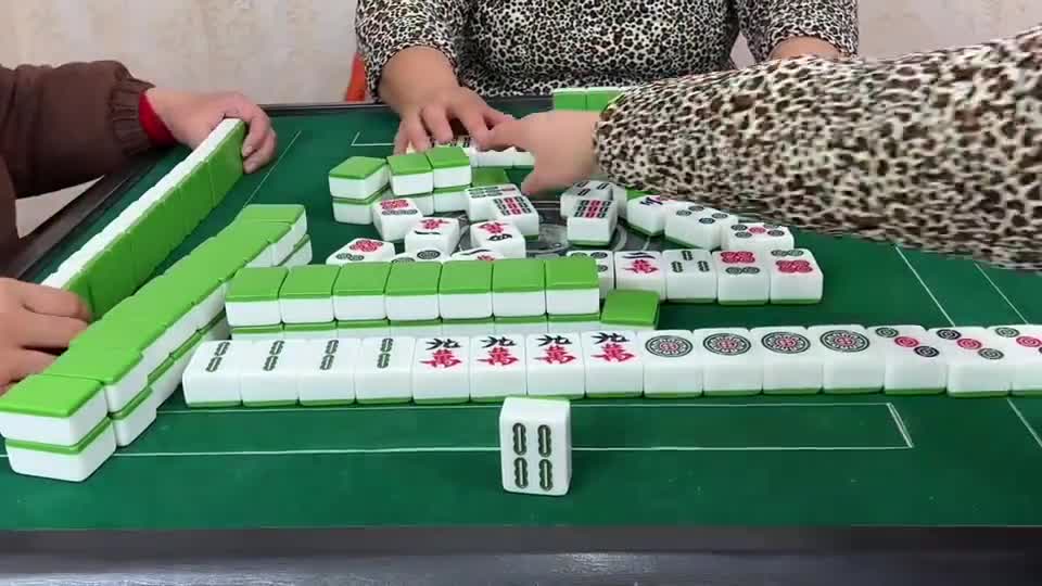 麻将：山外青山楼外楼，三杠连开瞅一瞅，三家直接蒙圈了