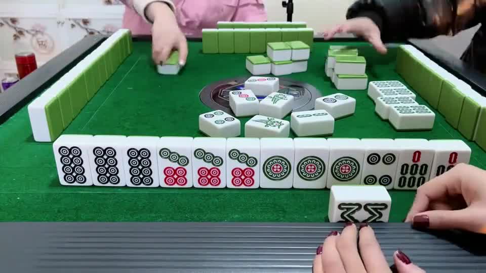 麻将：起手三坎对家报叫，你这不是厕所里点灯吗？