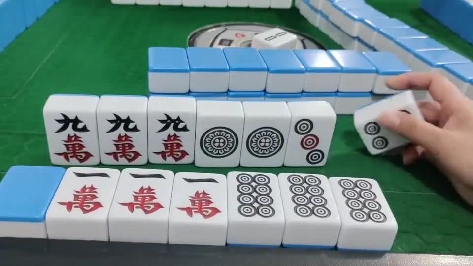 麻将：你来我往，有碰有杠，高手打牌就是不一般！