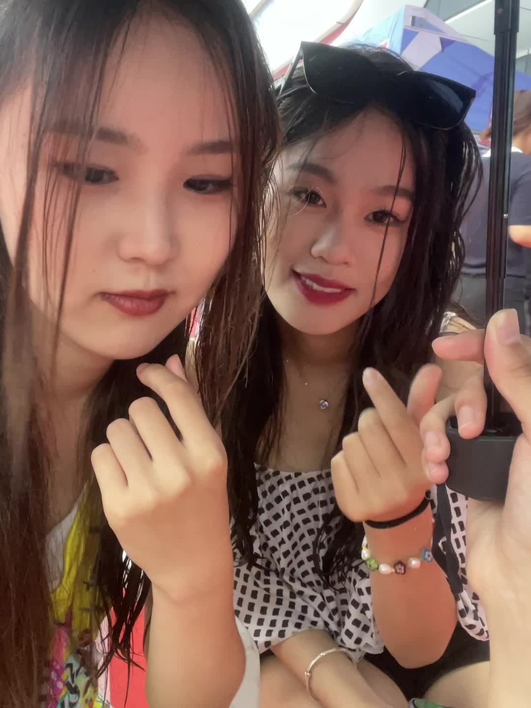 好开心啊一起来呲水枪