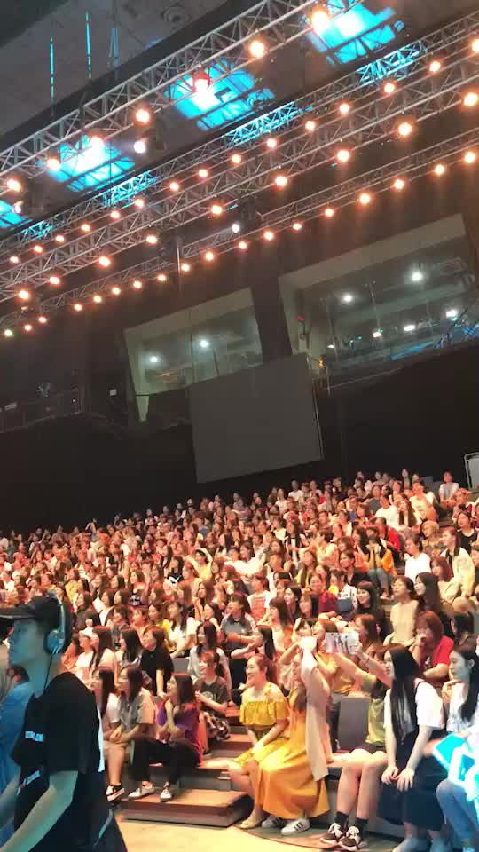 谁来了呢？粉丝这么开心