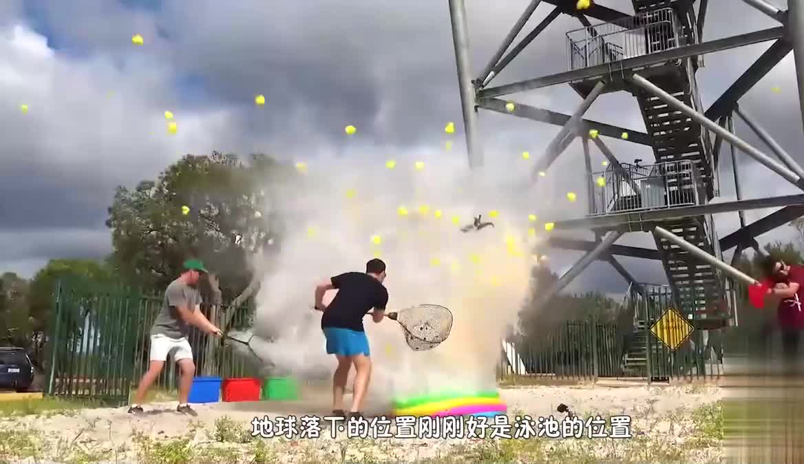 从40米的高塔往下扔1000只小黄鸭，会怎样？场面太壮观！