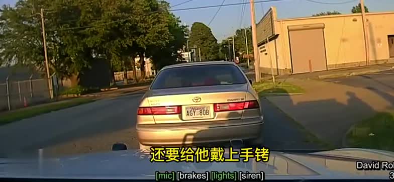 丰田凯美瑞也逃跑，您多大岁数了？美国警察上演警匪追车堪称GTA