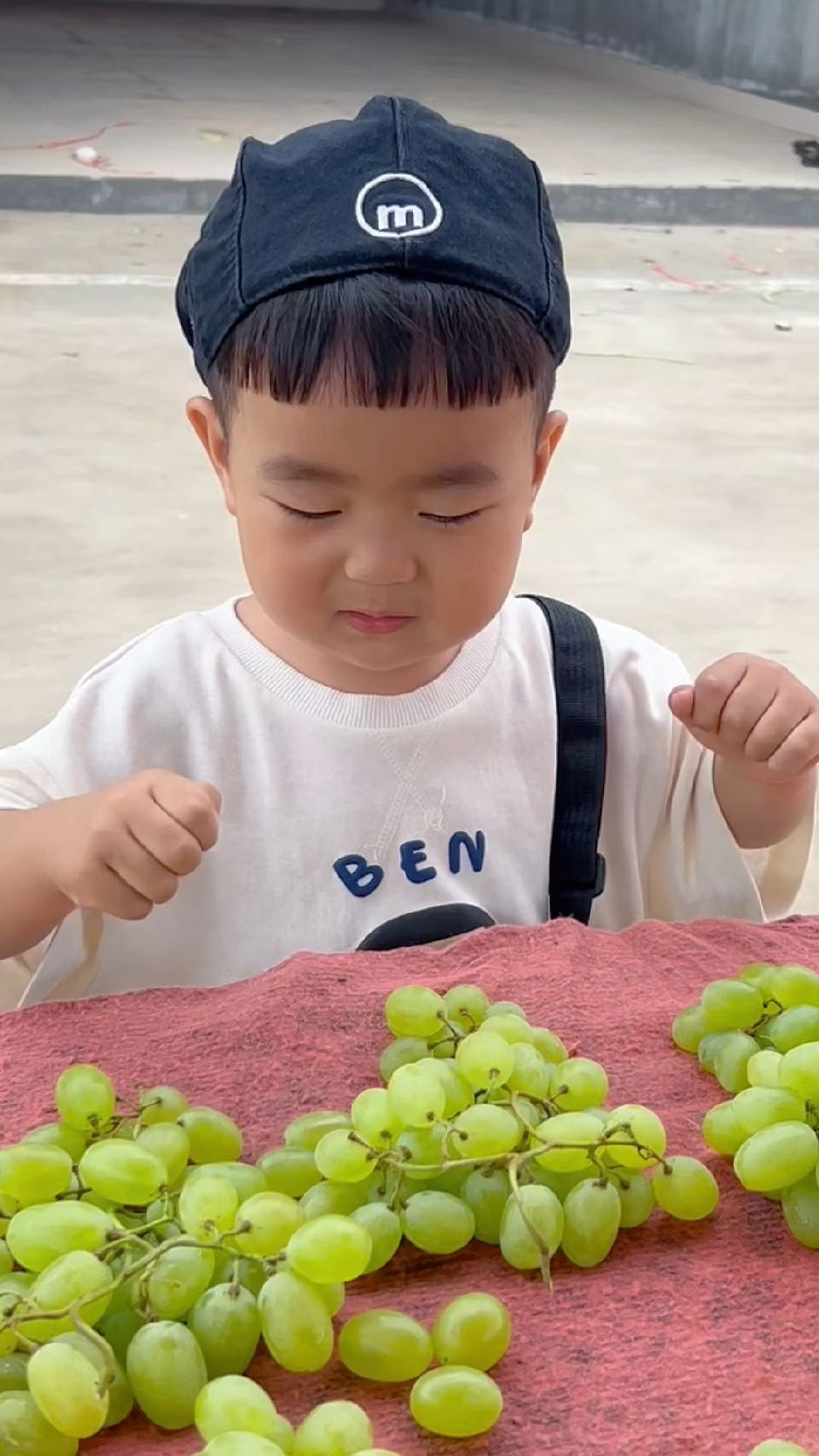 你们快看，他好像假装在看称……哈哈哈哈哈哈