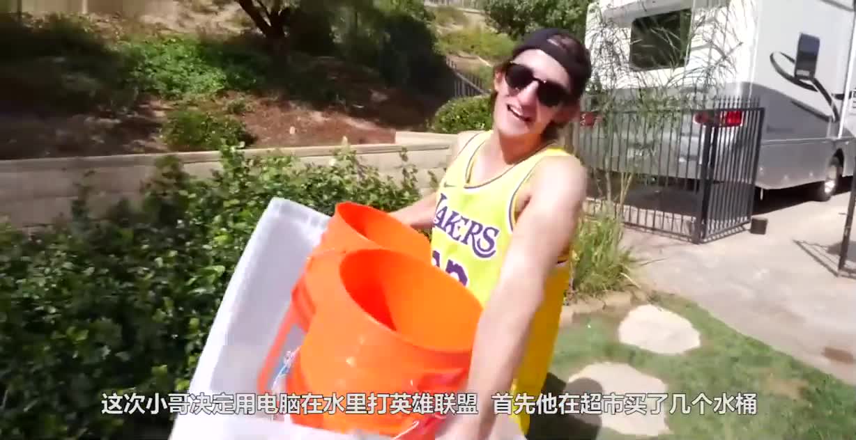 作死挑战：小哥挑战在水下玩英雄联盟，真的能成功吗？