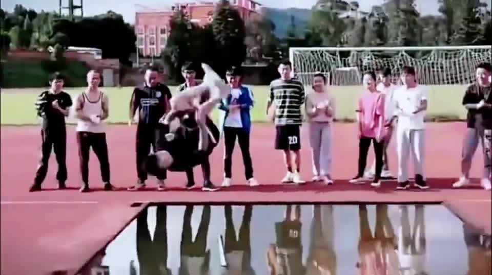 看前两个这么厉害，那压轴的是不是更厉害，可惜啊结果不如人意啊，还想秀一下，这下把四年的择偶权给秀没了！