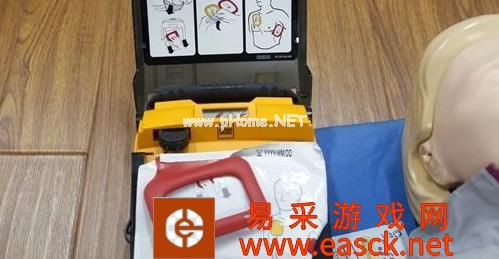 用AED(自动体外除颤器)救人时，应该按照什么提示来操作