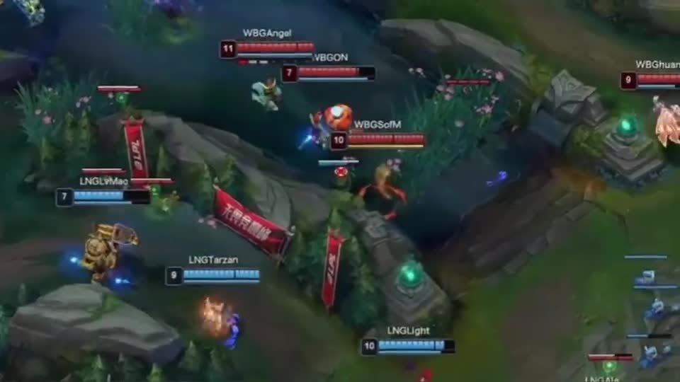 不愧是越南首富，摸眼R闪行云流水，TheShy直接开车进场收获双杀