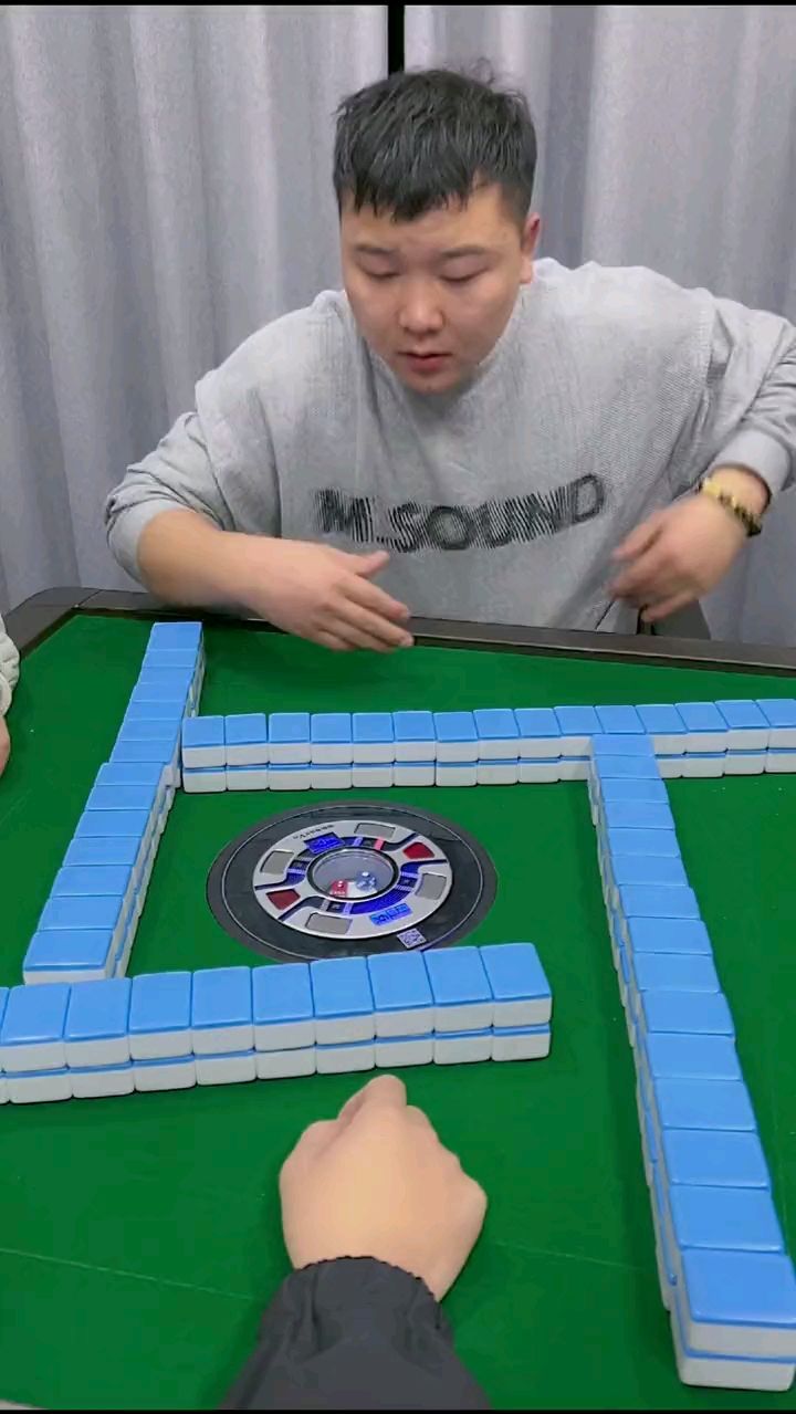 现在打麻将都不让说话了吗？