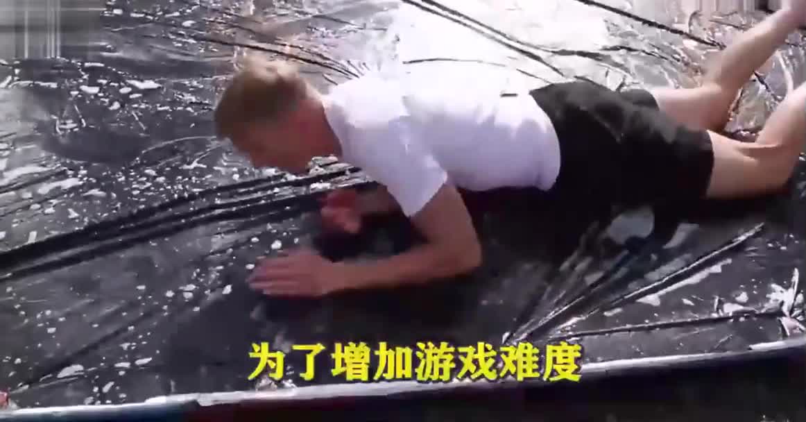 小哥挑战刺激人墙游戏，解锁各种花样姿势，你敢来挑战不