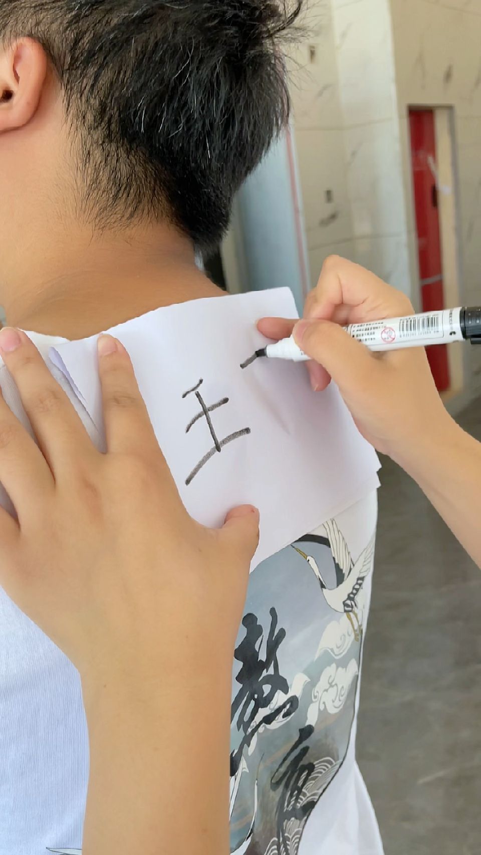 背部传字游戏，传到最后竟然是……