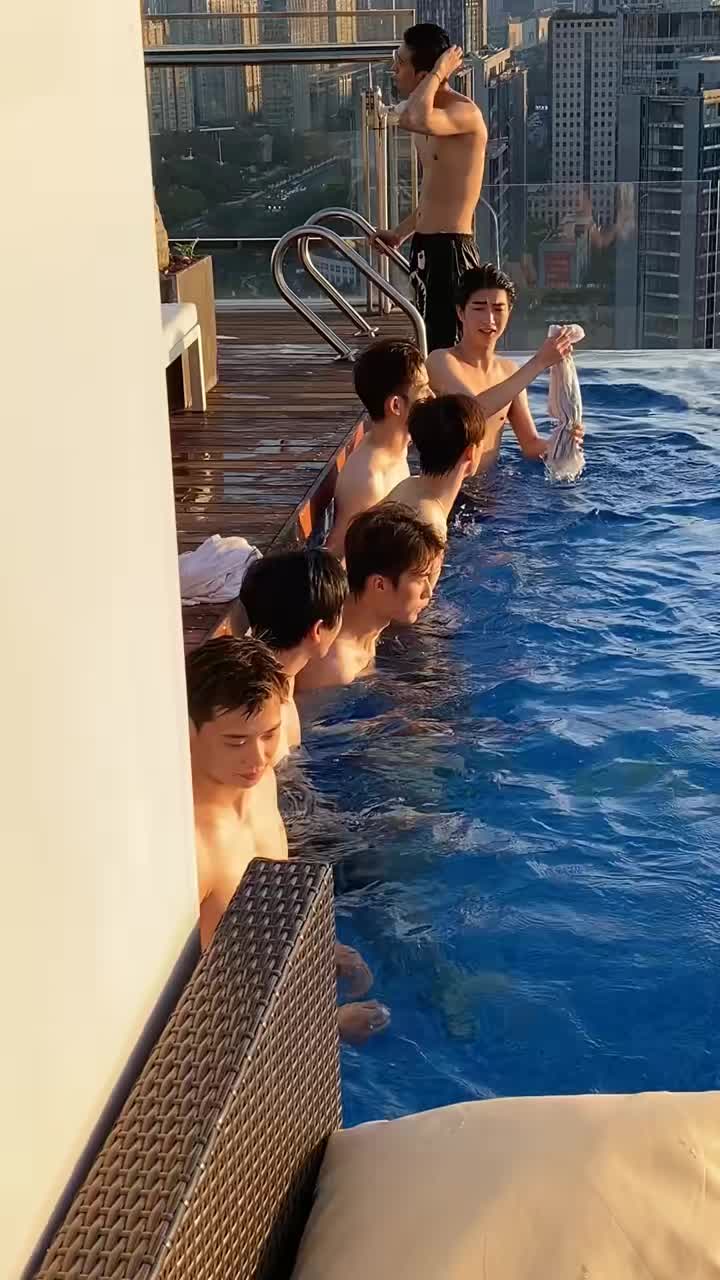 这么热的天 我下去凉快凉快不过分吧