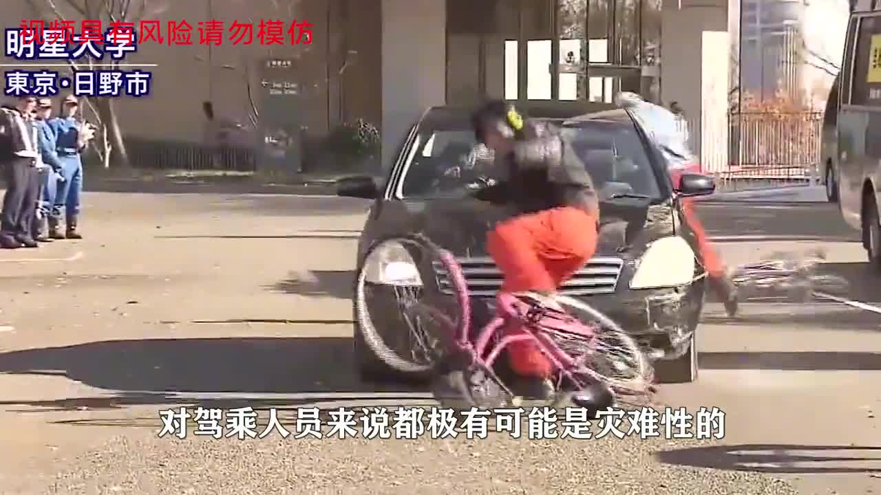 摩托车假人模拟撞车事故，时速60撞向护栏，比摔车更厉害