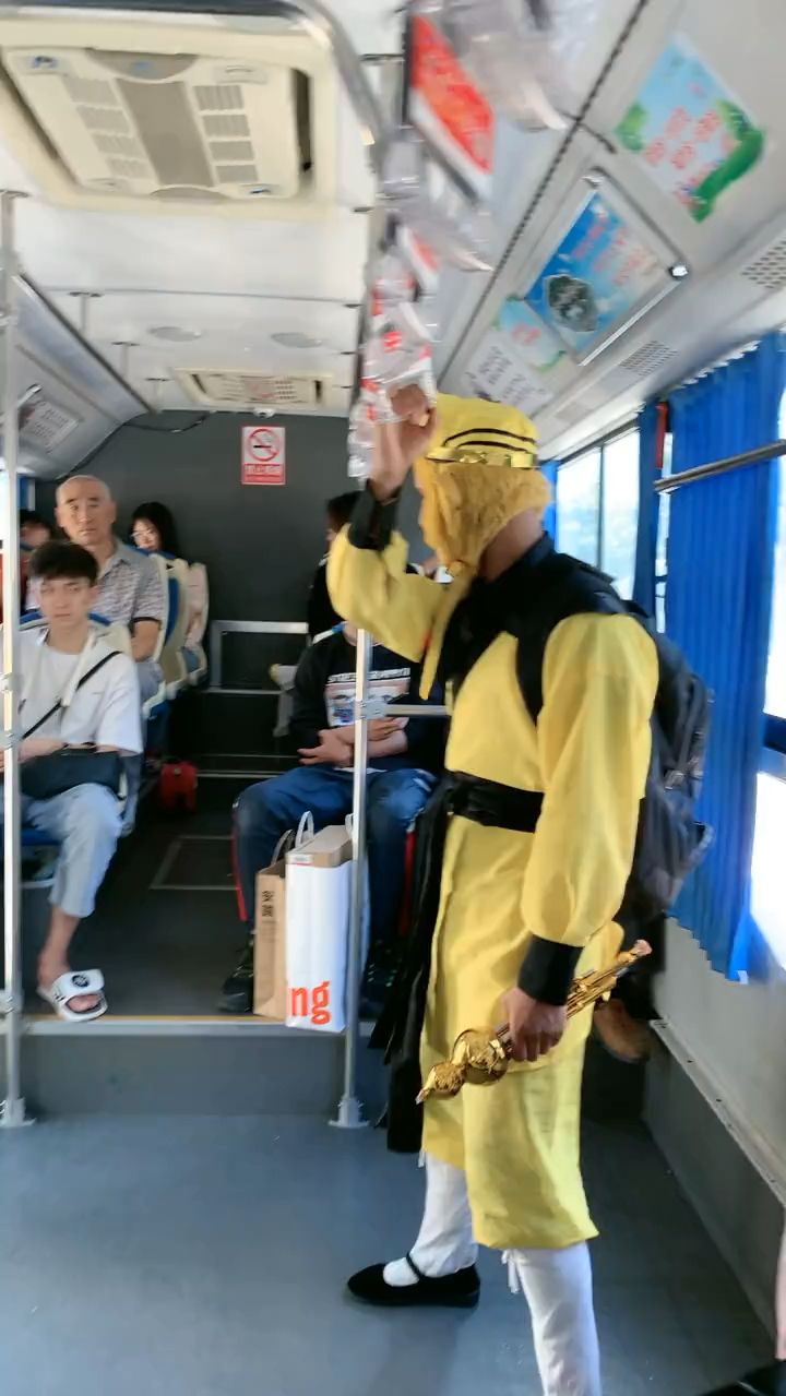 没地方坐了吧