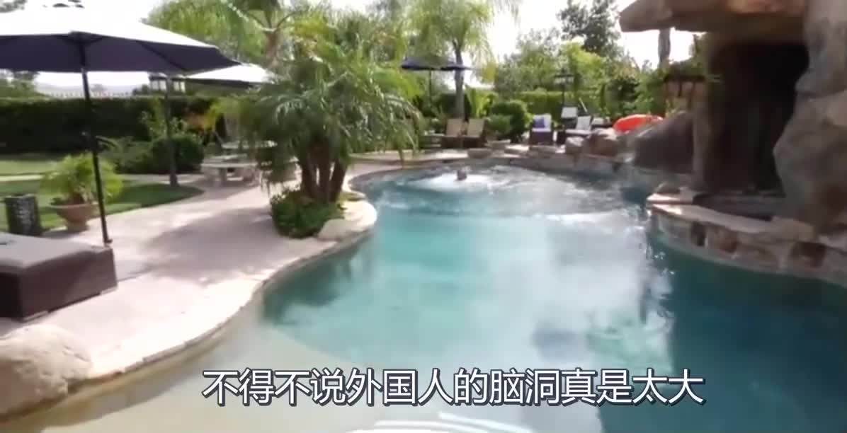 老外挑战在水下玩英雄联盟，你永远不知道你的队友在干什么