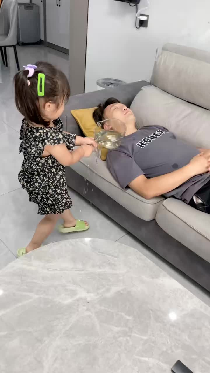 诺宝：哼！整天家务不做 饭也不做 一天到晚睡不醒 我替麻麻好好治治你