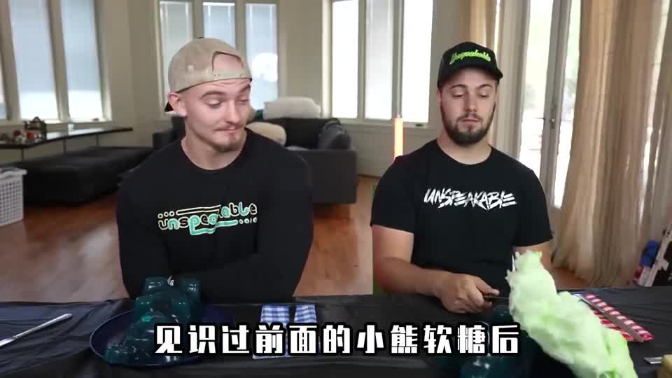 我的世界：游戏里吃什么现实就要吃什么，只不过是玩家看着朋友吃