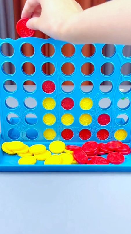 先4个连成线就是赢家哦，这款桌游大人小孩都能玩，来一局比比？