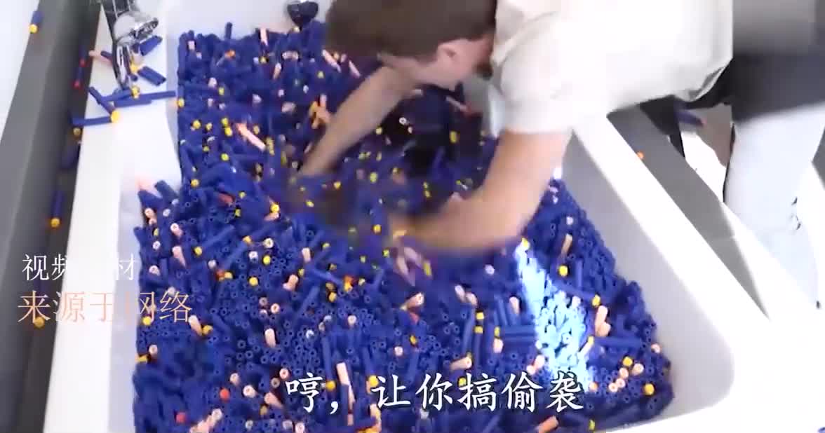 神枪手VS坦克机器人，抱着玩具枪火力全开，网友：王座不保！