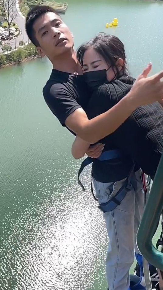 人之所以会心累，就是常常徘徊在坚持和放弃之间，举棋不定