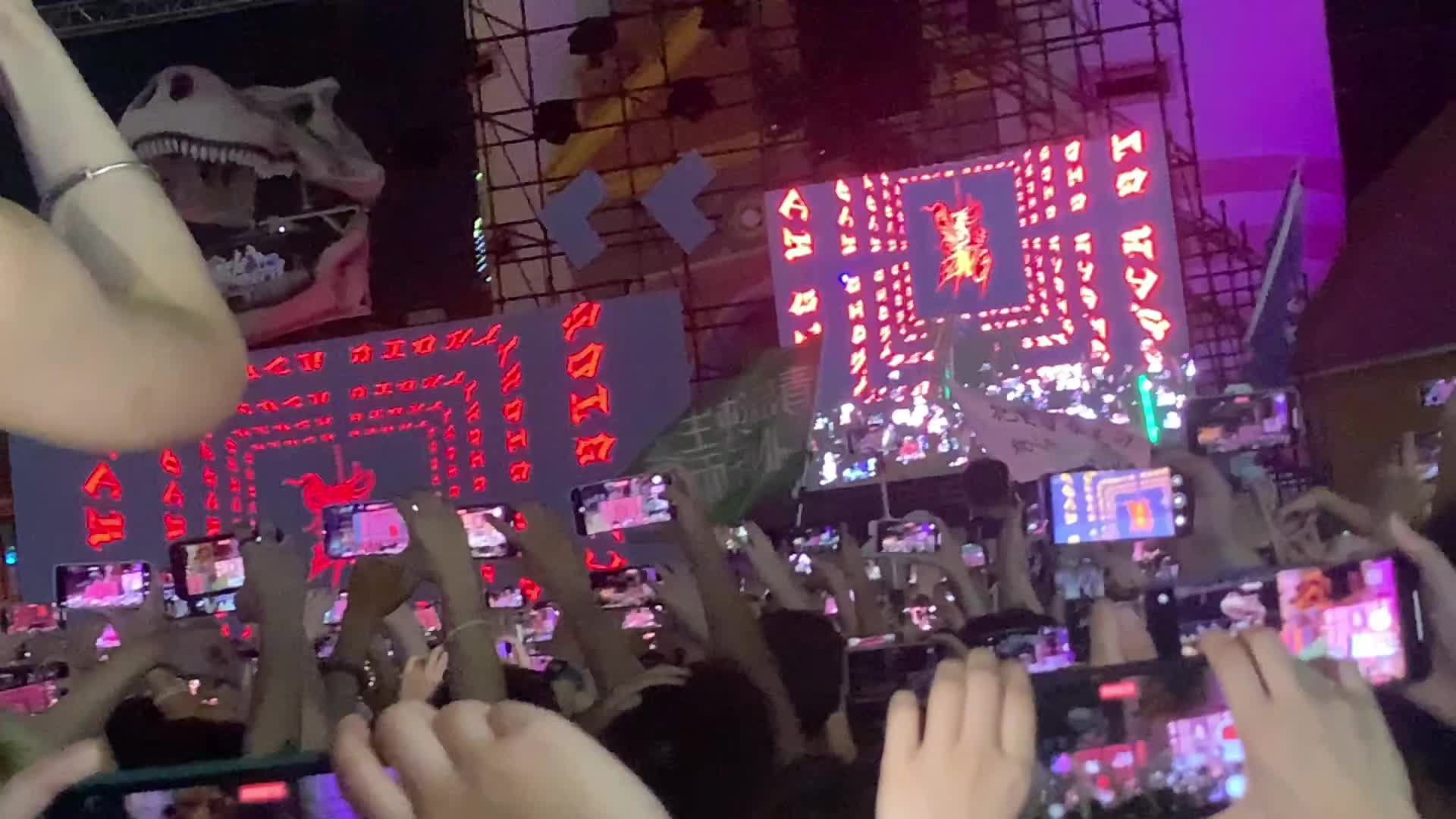 来啦来啦来啦现场看真的好帅