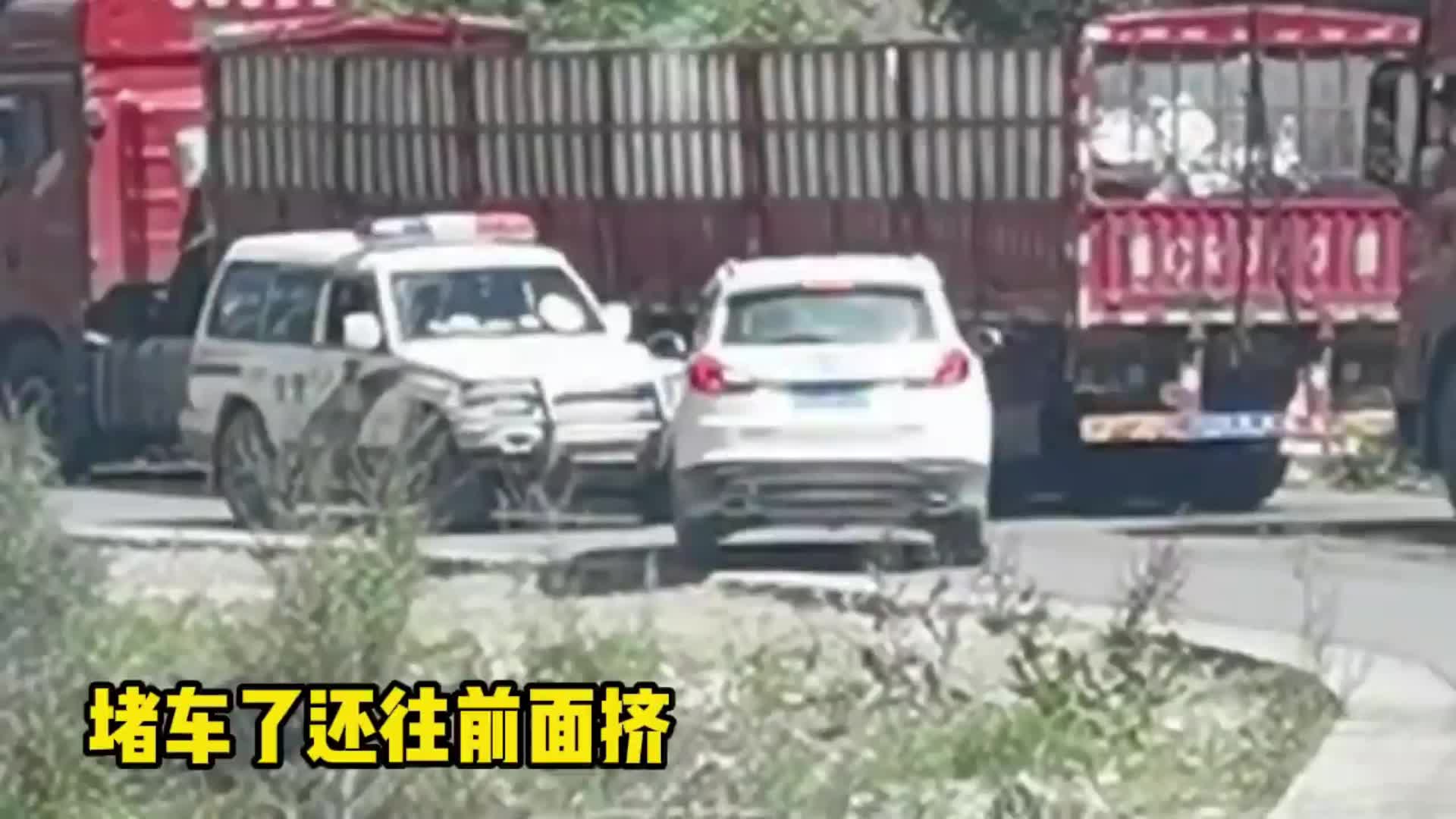 看到堵车了还非得往里面挤，网友：还是有皮肤的管用！