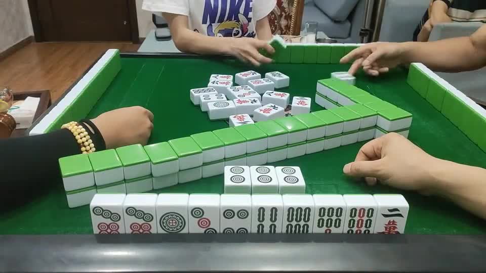 下家格局大！直雨带根儿杠上炮！#绵阳麻将 #打麻将