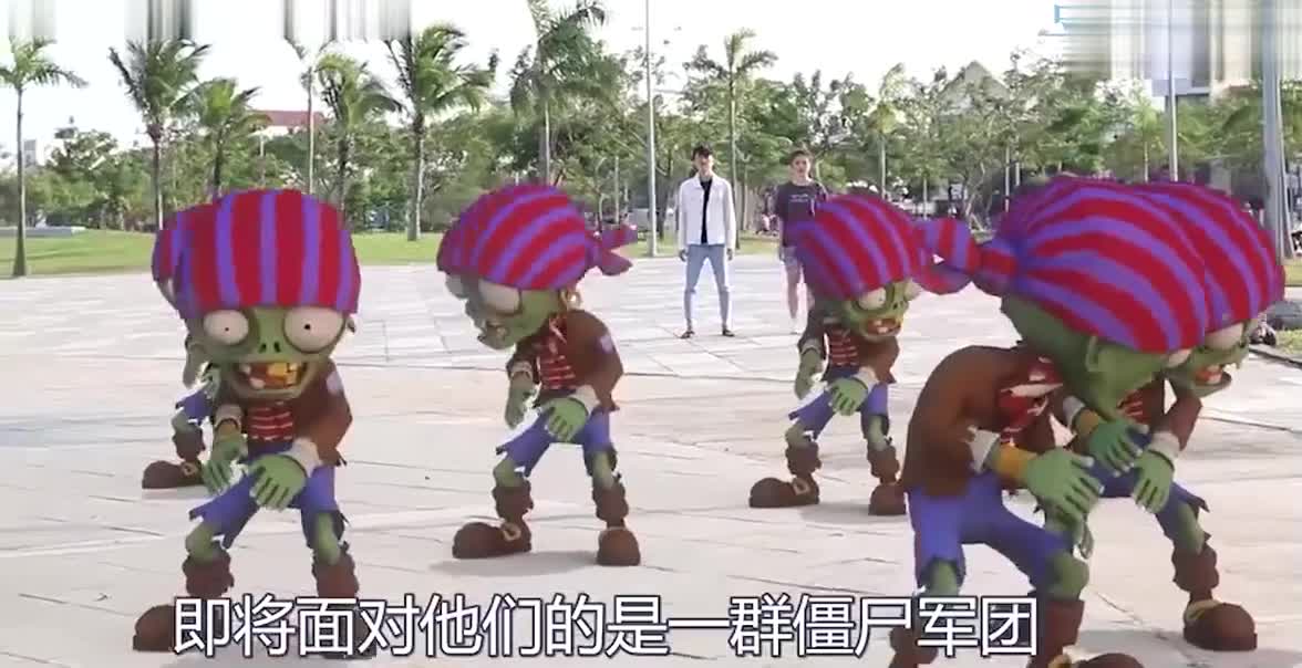 情侣抵达传送门，召唤豌豆射手对战僵尸绿巨人，场面太刺激！