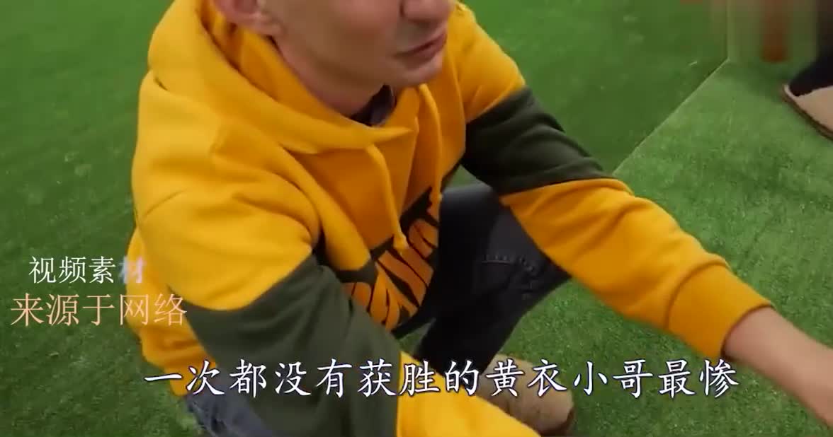 耐力大比拼：最后从瓶子上掉下来的人，10万卢币拿回家！