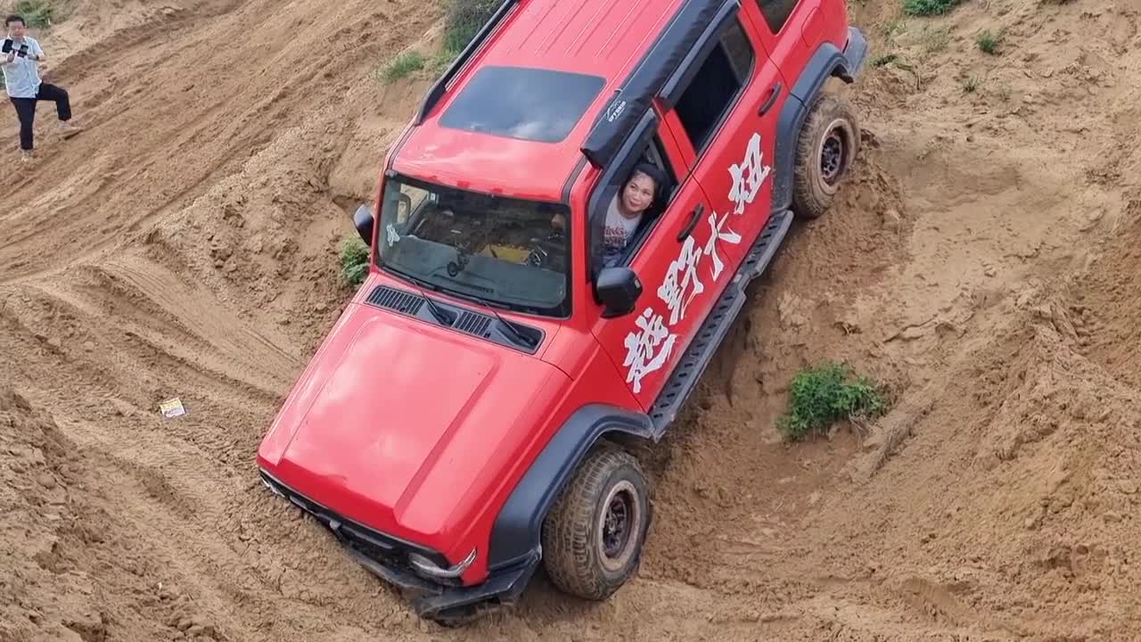 坦克300女司机再次化身开路大先锋，挑战高难度大V坑…… 