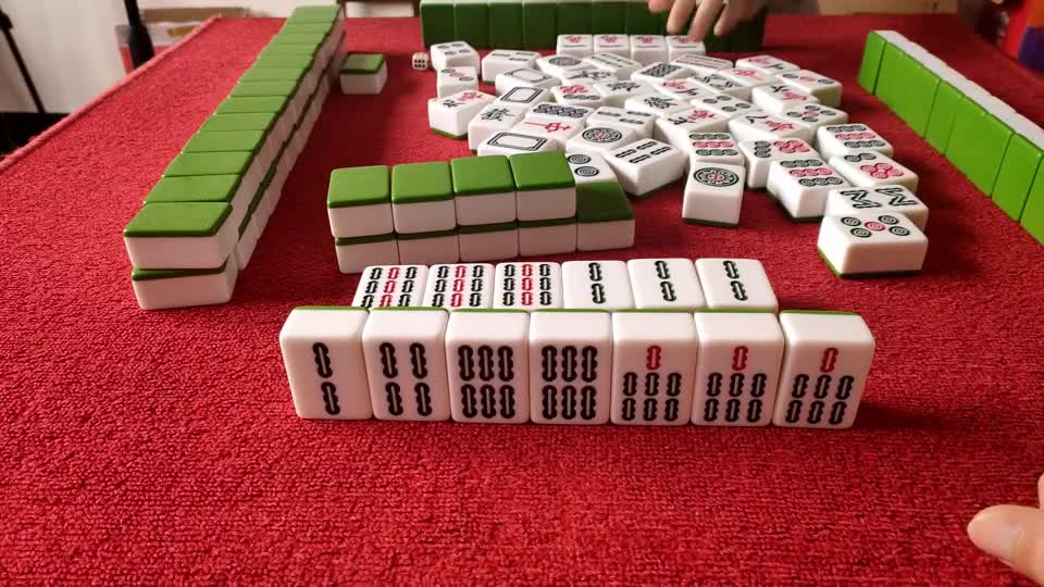 麻将：难得一次做出清一色，却没运气拿胜利，小伙气的直跺脚