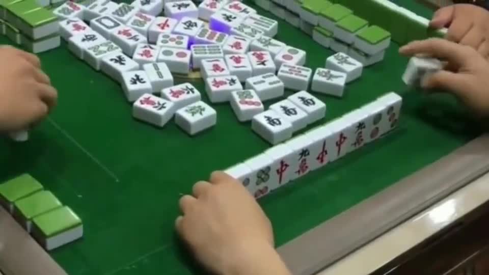 起手六条就这么胡了，高手打牌技术过硬