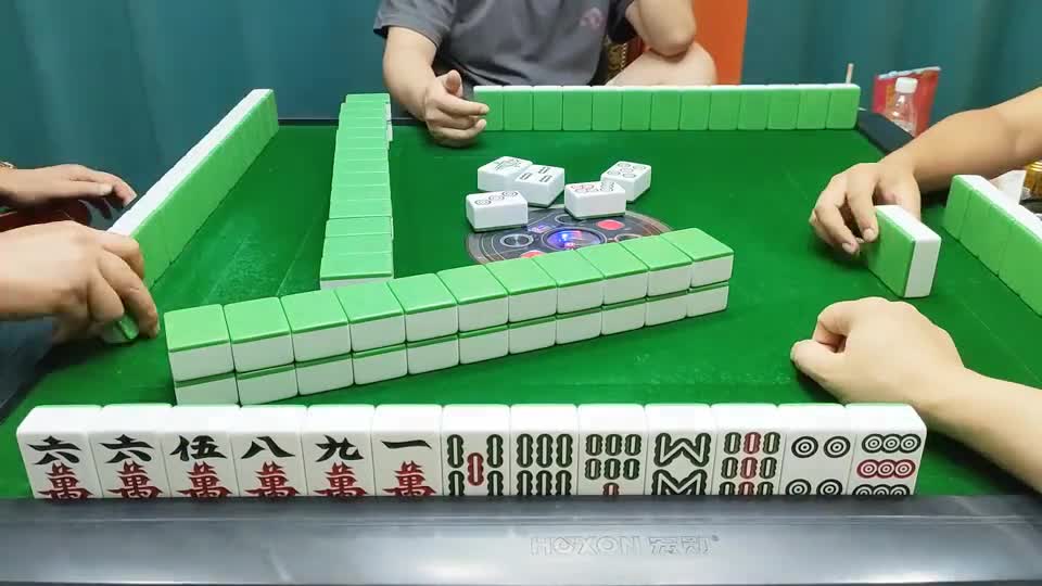 #蓉辉网红茶府 辉哥抓住机会反躺上家！结果自摸关三家！#打麻将 #麻将攻略