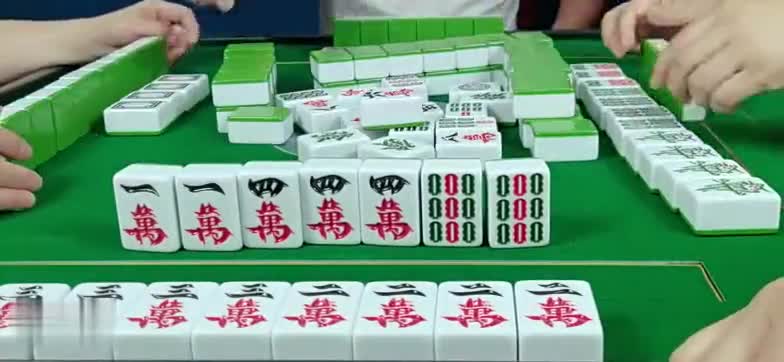 家里有矿心中不慌，美女是这么打牌的，家里老公该是喜还是忧