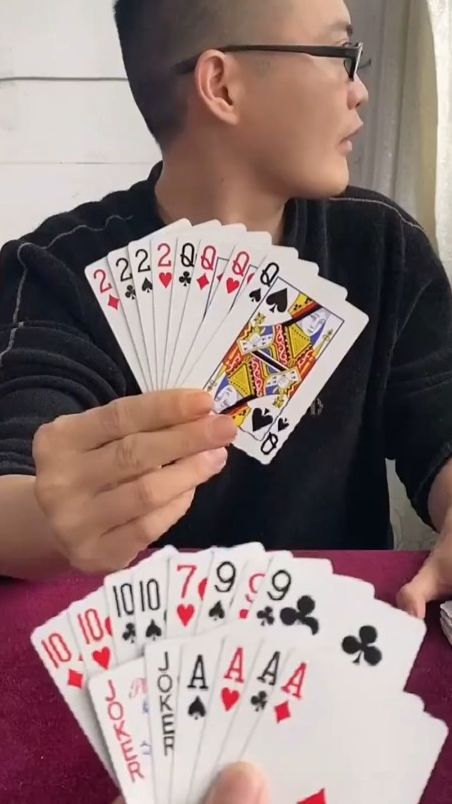 斗地主残局，下面先出谁会赢，十年赌徒都看不出来！