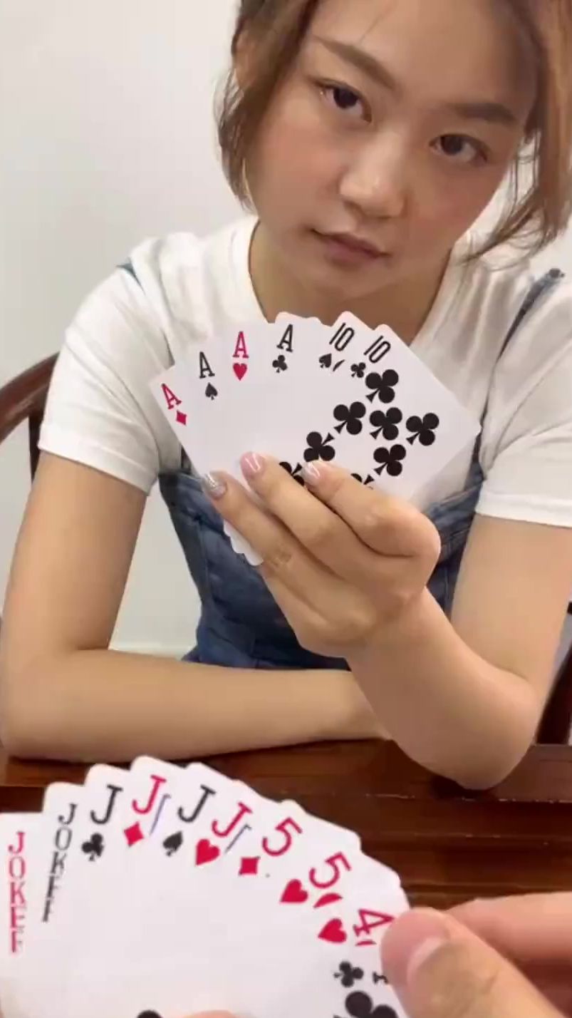 斗地主残局，第一手牌应该怎么出，才能赢对面的美女