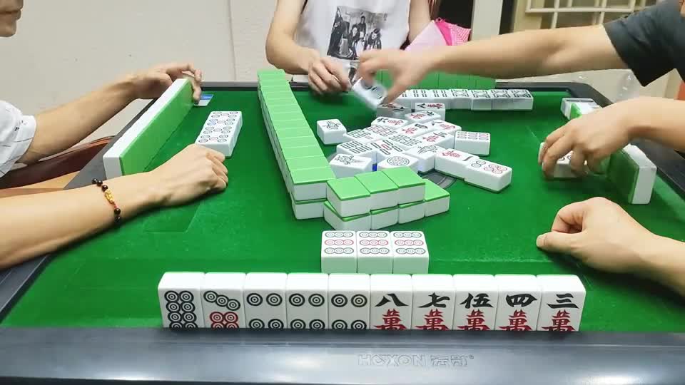 #蓉辉网红茶府 点炮不胡就为了等直雨！结果还是下家点炮！#麻将 #打麻将