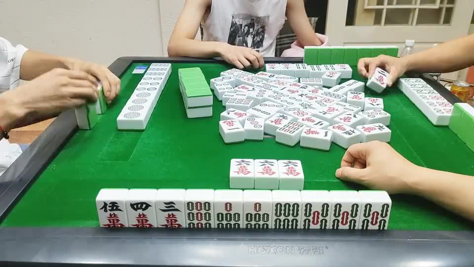 #蓉辉网红茶府 辉哥技术处理！成功躲过给下家点炮！#麻将 #打麻将