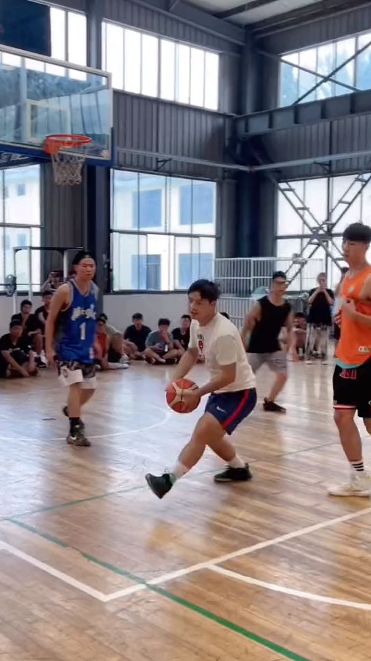 小伙子不错刚上大学就这么敢秀