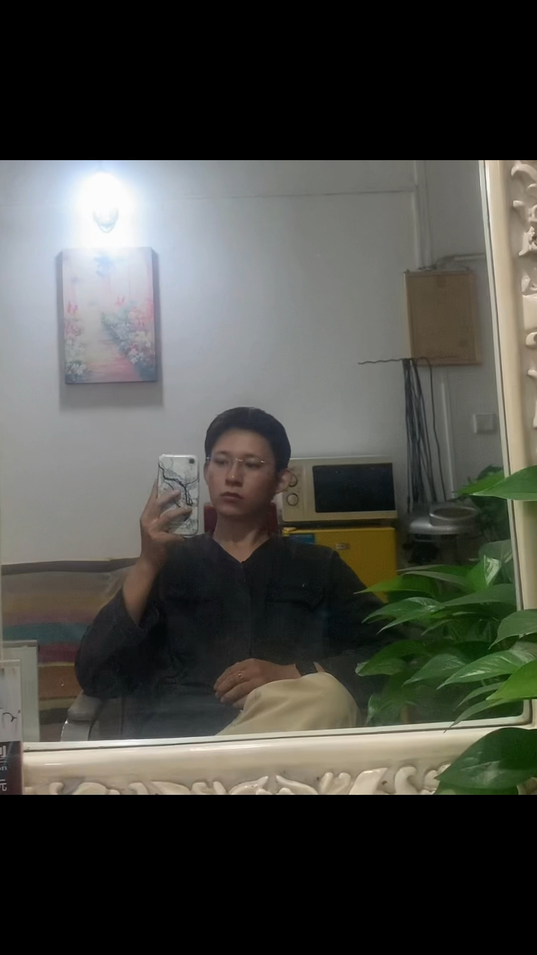 没人就偷偷的丢掉emo表现双下巴