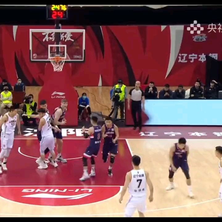 队友：咱只管跑，他能抢继伟：没抢着，你们全跑了，四个人啊！