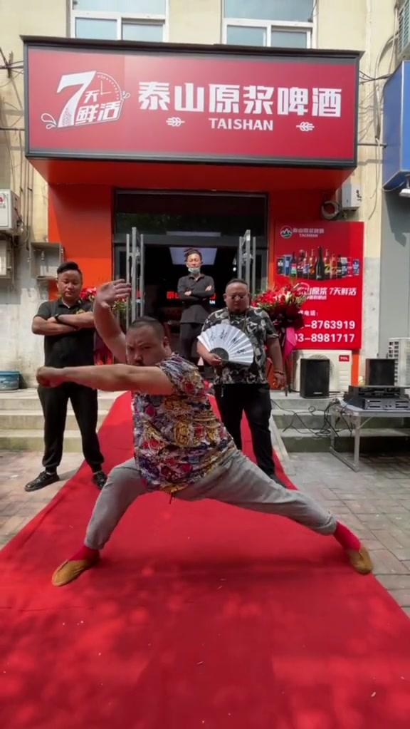 开门红！这个一字马差点把腿劈折了！哎哟哟，疼哈