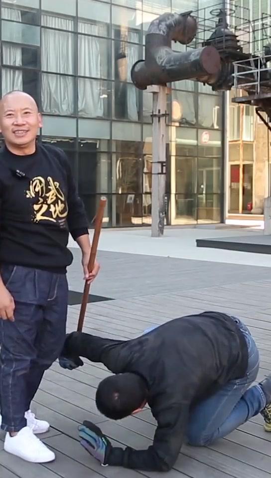 带你们来看看如何抢对方武器