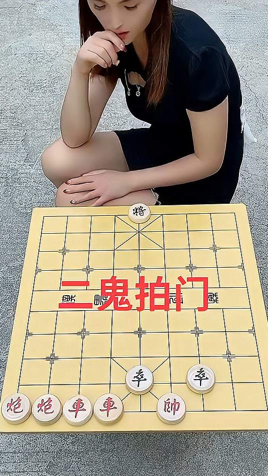 对面的小姐姐，下棋好厉害！