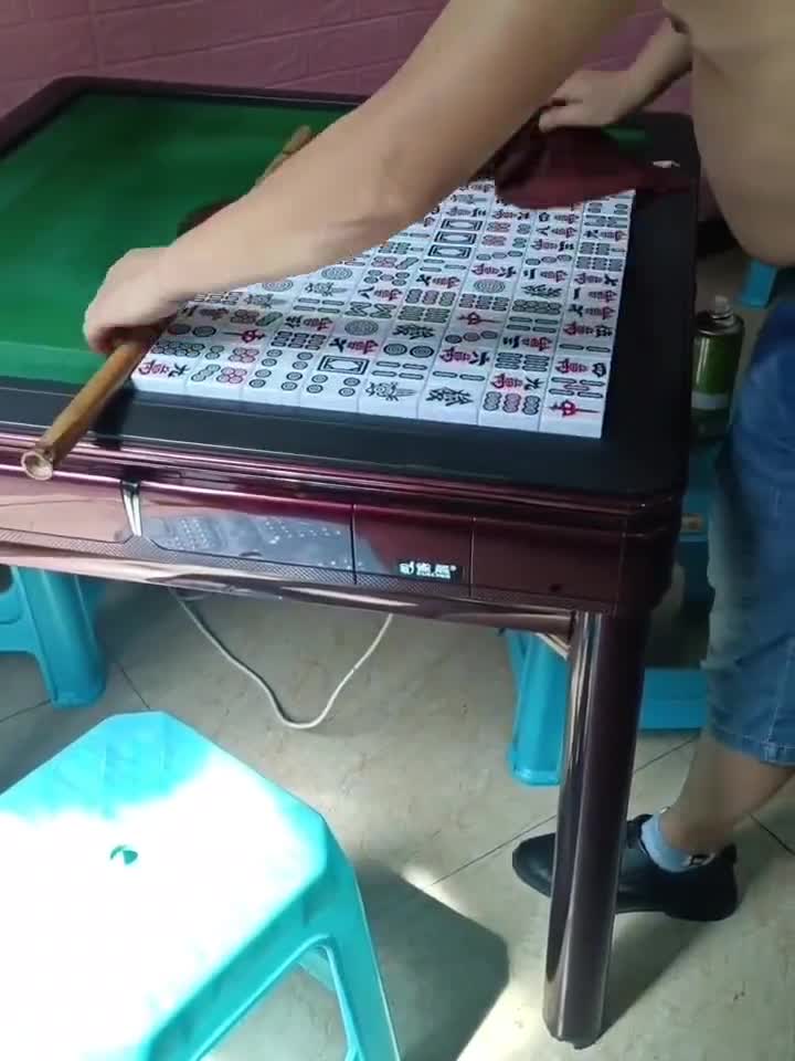 大千世界无奇不有，原来麻将是这样子清洗的，这技术真是熟练