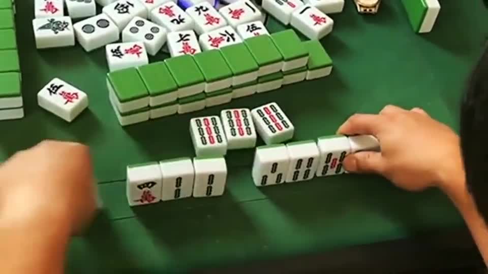 这波秀的是神操作，八筒是最关键的一张牌