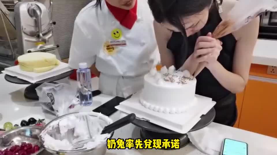 小超梦被坏女人拿捏，梳中分、穿背带裤，跳起了鸡你太美