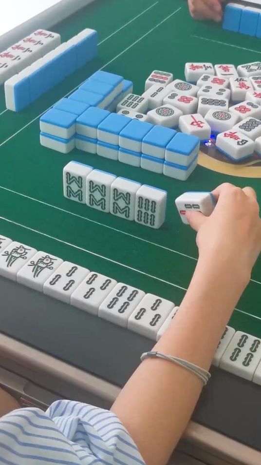 搞笑麻将：我怎么会抢错杠呢？请不要小看我好吗？